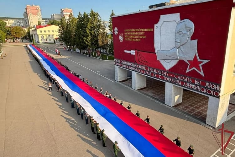 В Саратовском военном Краснознаменном ордена Жукова институте войск национальной гвардии Российской Федерации отметили День Государственного флага