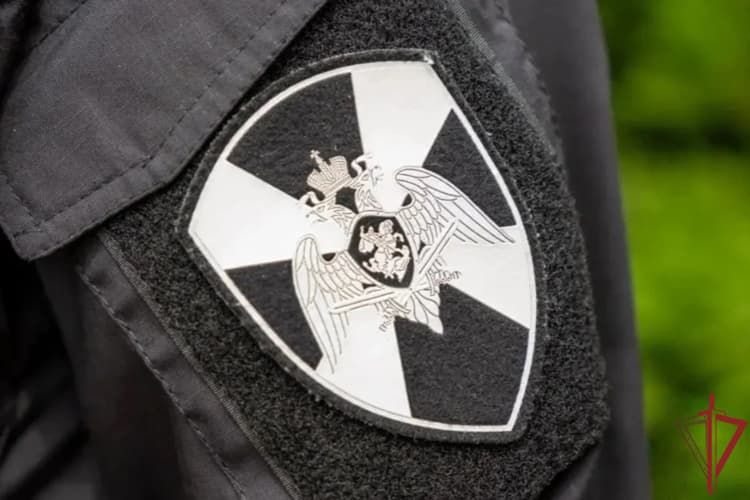Росгвардейцы помогли эвакуировать жильцов из горящего дома в Воронеже