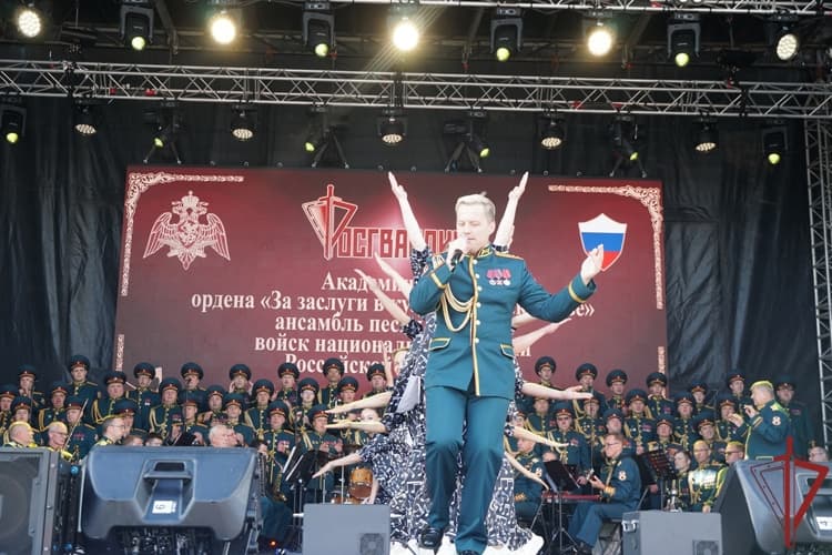Легендарный ансамбль Росгвардии поздравил ульяновцев с Днем города: город встретил героев сцены овациями (видео)