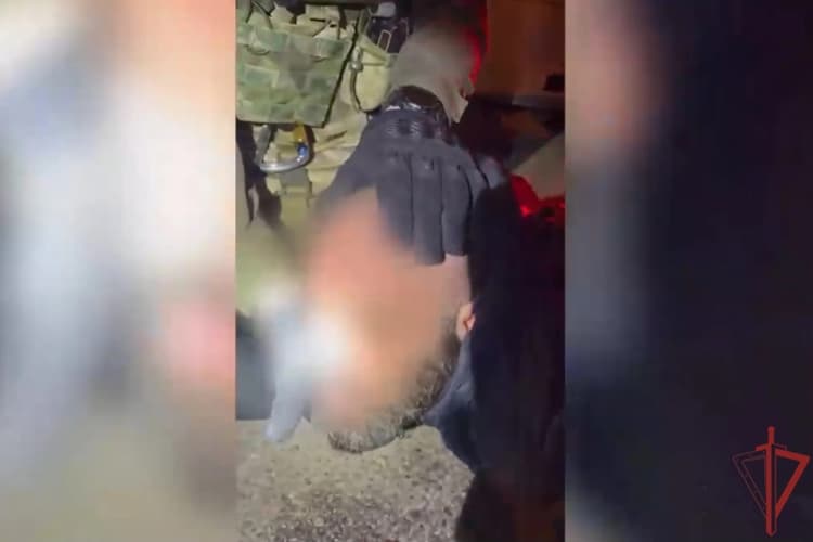 Кадры задержания при силовой поддержке СОБР «Столица» Росгвардии в Воронежской области 47-летнего мужчины, подозреваемого в совершении особо тяжкого преступления
